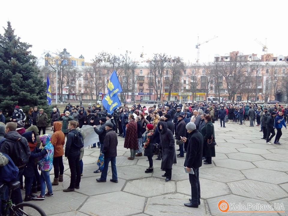 Полтава мітингує: студенти зібралися на площі перед ОДА за і проти відставки ректора Онищенка (оновлюється)