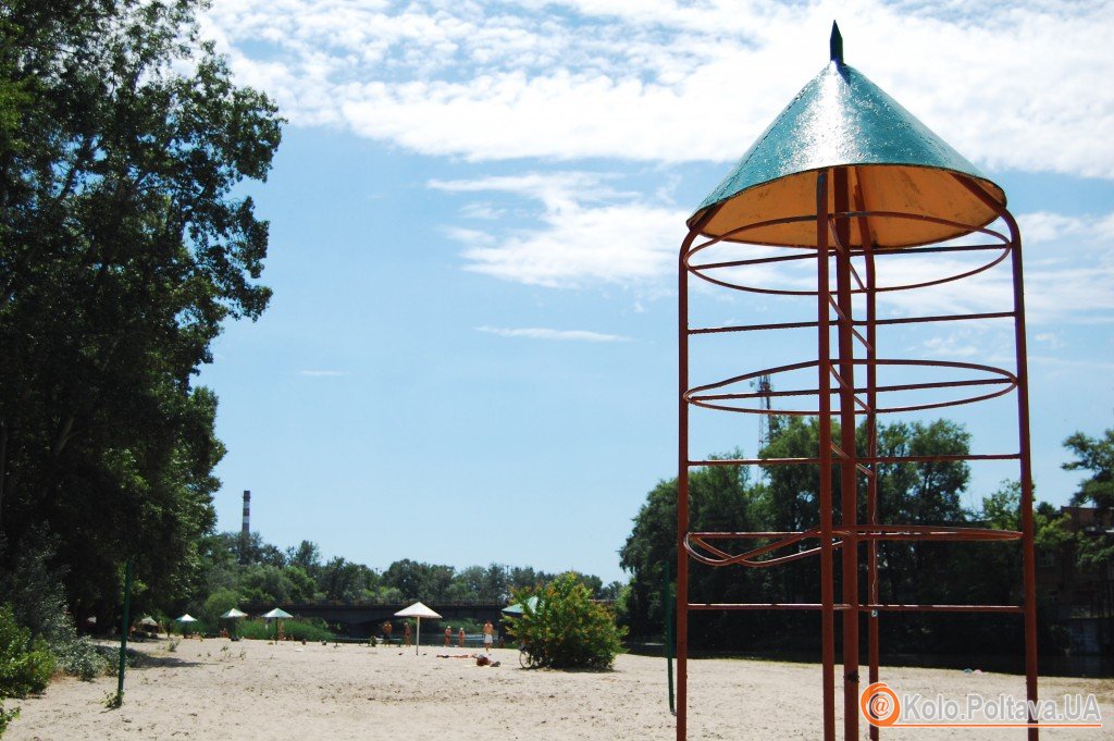 Чи готові полтавські міські пляжі до літнього сезону: перший пляж – немає туалетів та мало наметів від сонця