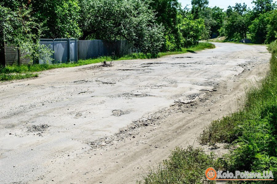 Дорога біля музею-заповіднику гончарства в Опішні