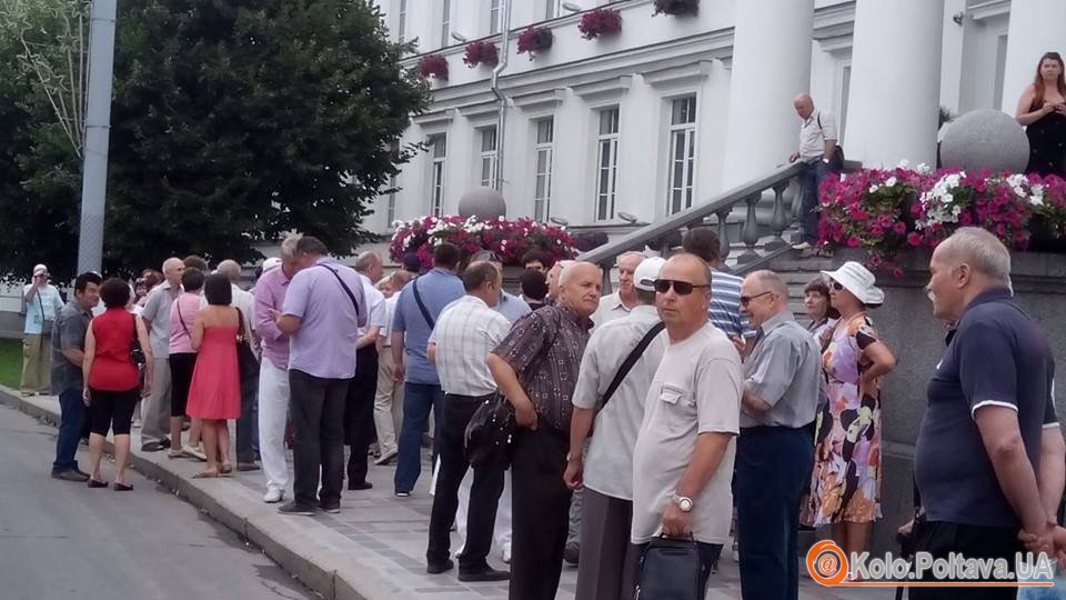 Під Полтавською міськрадою мітингують: вимагають повернути проїзд за 3 гривні