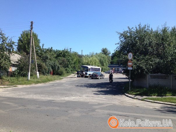 У Нових Санжарах пасажирський автобус не розминувся з електроопором (фото)