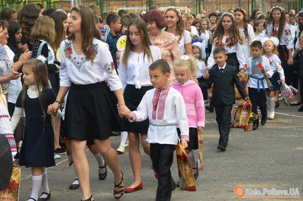 До полтавської гімназії 14 прийшли 60 першокласників (фоторепортаж)