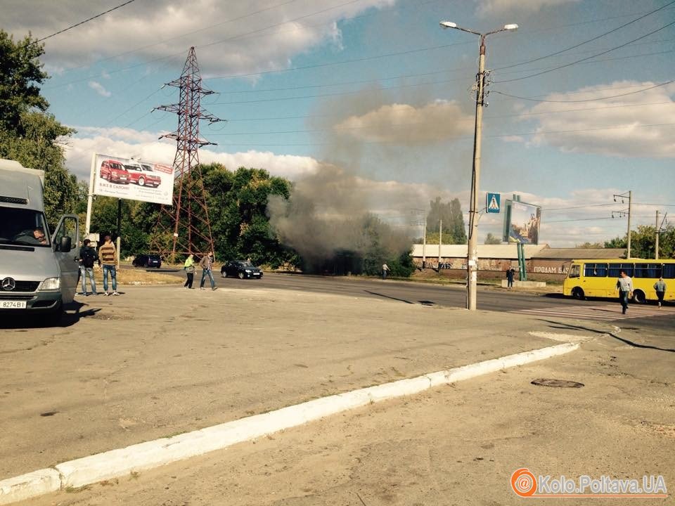 У Полтаві загорілась зупинка громадського транспорту (фото)