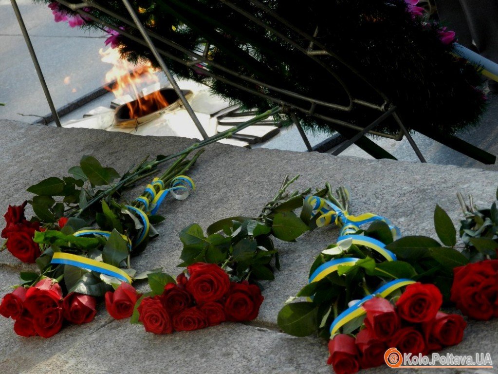 У Полтаві відзначати День міста почали з вшанування пам яті полеглих визволителів (фото)
