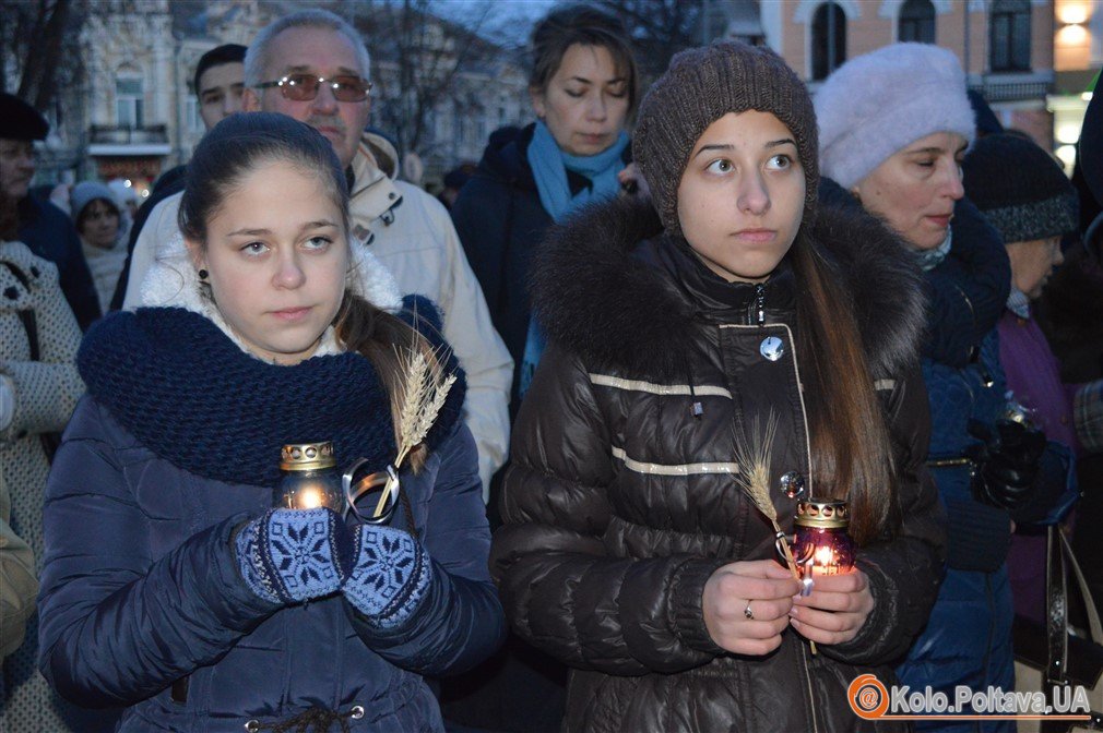 Свічки nf колоски в руках полтавці вшанували жертв Голодомору(ФОТО)