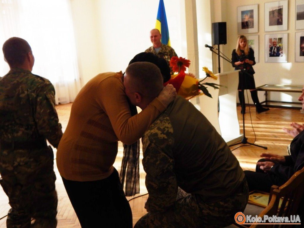 Відзнаки, спогади та сльози у Полтаві волонтерів та військових привітали з Днем ЗСУ