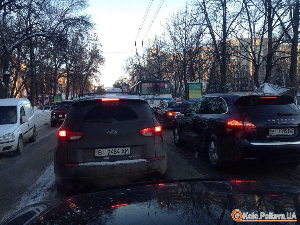 У Полтаві, через сніг затори на центральних вулицях