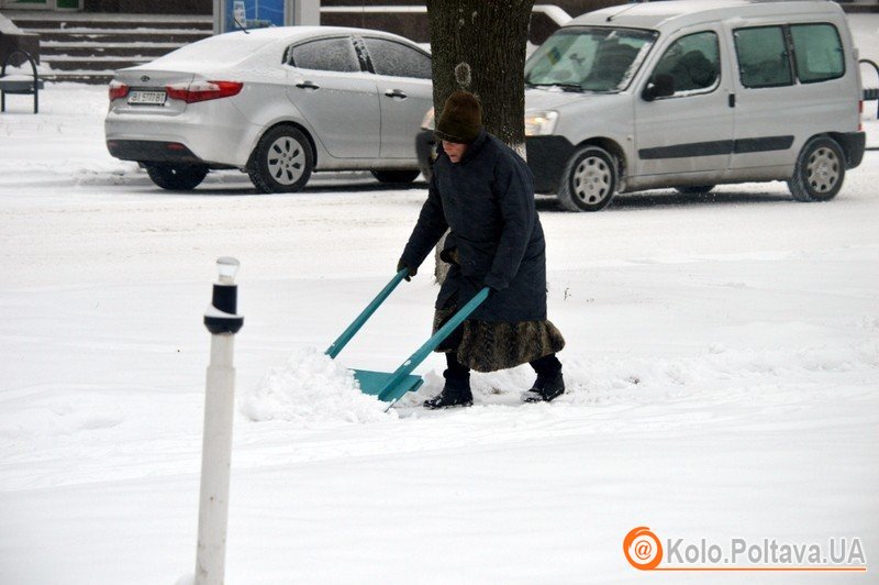 Яценюк закликав органи місцевої влади очистити дороги від снігу, а людей фотографувати