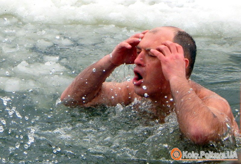 Мер у крижаній воді у Полтаві відзначають Хрещення