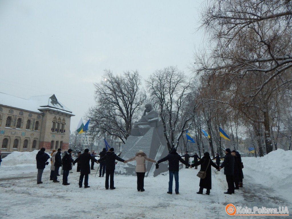 Полтавці одночасно з усією Україною утворили «живий ланцюг» (відео)