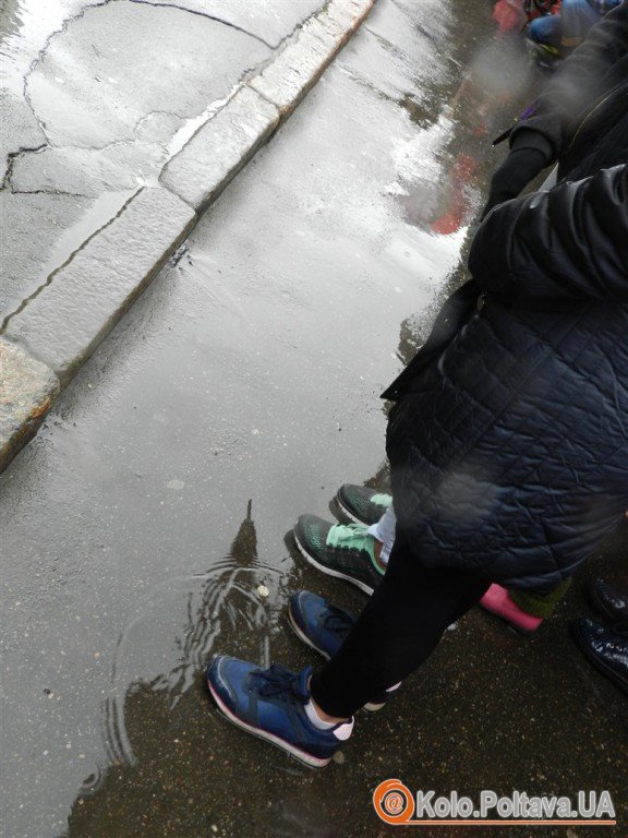 У Полтаві святкування Масляної попри дощ не відмінили роздали тисячі млинців (фоторепортаж)