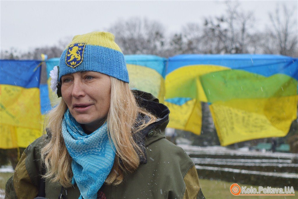 143 прапора єдиної України у Полтаві просто неба розгорнули виставку (ФОТО)