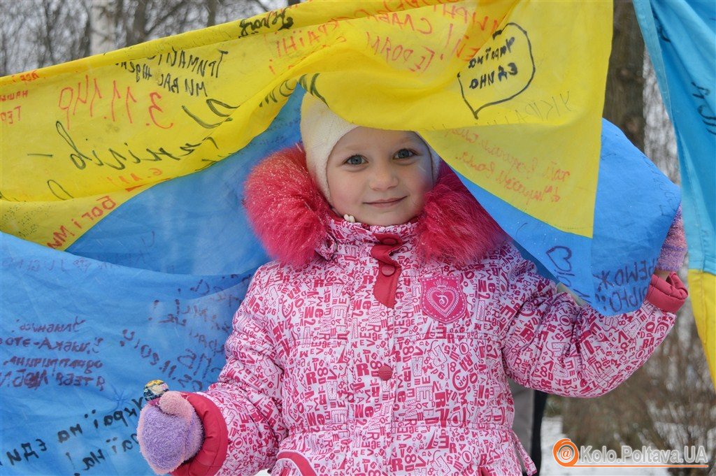 143 прапора єдиної України у Полтаві просто неба розгорнули виставку (ФОТО)