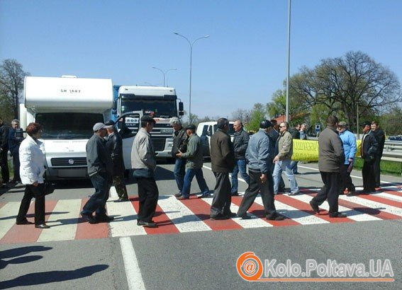 На Полтавщині за день двічі перекривали трасу Київ - Харків