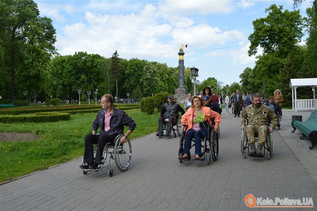 Влада на візках у Полтаві депутати перевірили на собі доступність міста для людей з інвалідністю