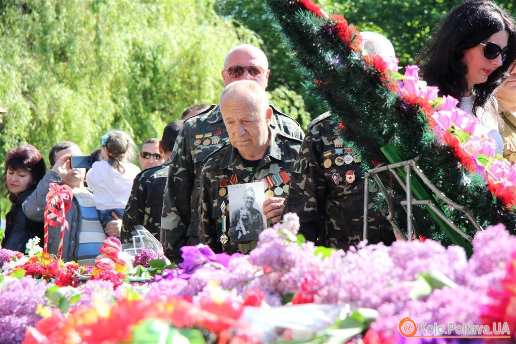 Полтавці у День перемоги прийшли на покладання квітів із портретами близьких (ФОТО)