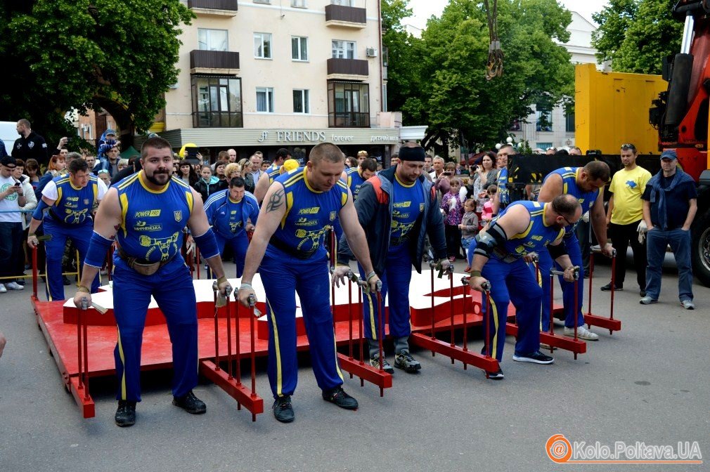 Стронґмени України встановили рекорд у Полтаві (відео)