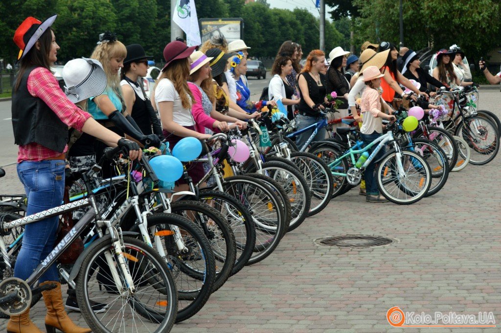 По Полтаві на велосипедах їздили дівчата у сукнях та капелюшках (фото)