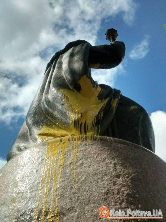 У Полтаві облили фарбою пам’ятник Мазепі