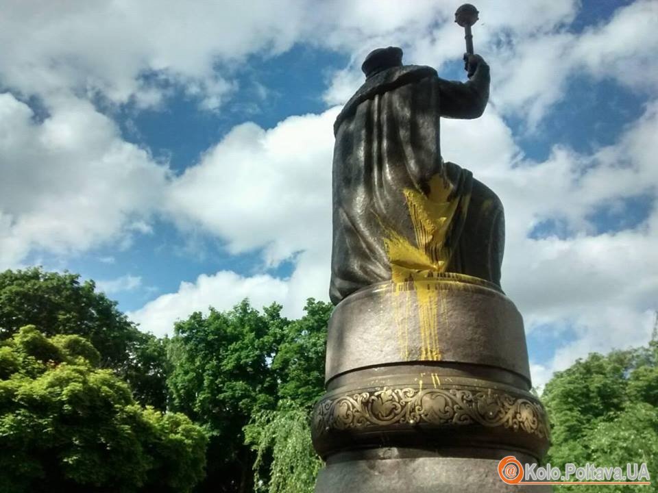 У Полтаві облили фарбою пам’ятник Мазепі (фото)
