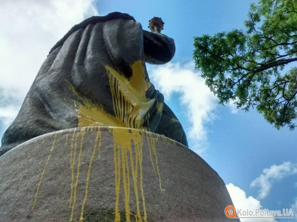 У Полтаві облили фарбою пам’ятник Мазепі (фото)