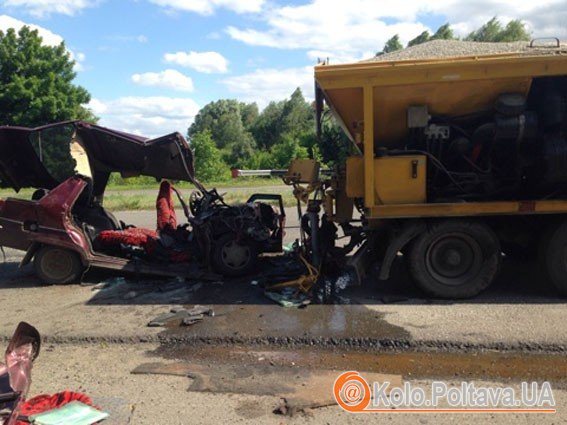 У ПОЛТАВСЬКОМУ РАЙОНІ ВНАСЛІДОК ДТП ЗАГИНУЛО ДВОЄ ЛЮДЕЙ (ФОТО) 02.06.2016 | 15:36 facebook twitter vkontakte Автомобільна аварія сталася 2-го червня близько 14-ї години на 354 км автодороги Київ-Харків поблизу села Давидівка Полтавського району. За поп