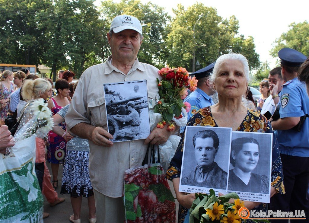 Комуністичний прапор і георгієвська стрічка у Полтаві вшанували жертв війни (ФОТО)