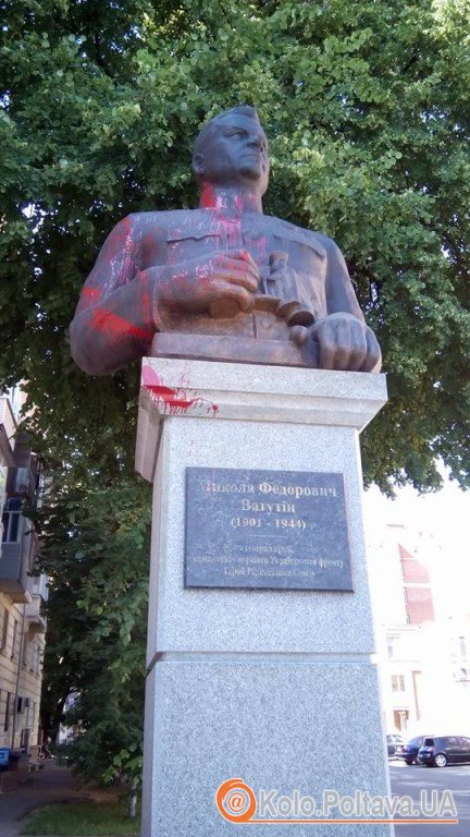 Фотофакт: у Полтаві облили фарбою пам’ятник Ватутіну