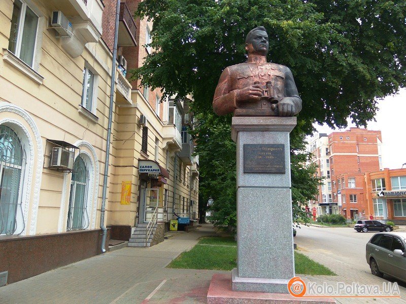 Пам'ятник Ватутіну у Полтаві відмили від фарби (фотофакт)