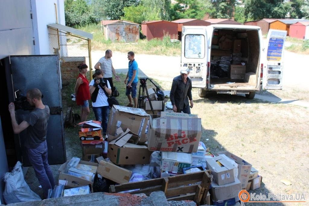 Полтавці здали макулатуру, щоб купити солдатам тепловізор