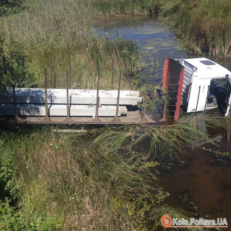 На Полтавщині вантажівка впала у річку (ФОТО)