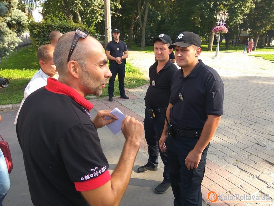Поліція завадила підняття українського прапора у Полтаві