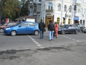 Фото: Фотофакт. Поблизу зупинки Карла Лібкнехта не працює світлофор