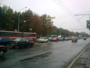 Фото: У Полтаві була кілометрова автомобільна тягнучка (фотофакт)