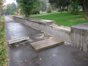 Вандали пошкодили бордюр біля Сонячного парку (Фотофакт)