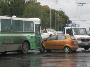 Кільцевий зіткнувся з автівкою на площі Зигіна