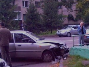 Фото: У Полтаві автомобіль таранив білборд