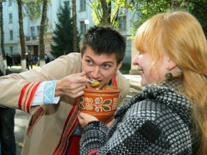 Фото: У Полтаві студенти на Покрову нагодували половину Педуніверситету