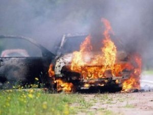 Фото: У полтавця горіли автомобіль та мікроавтобус