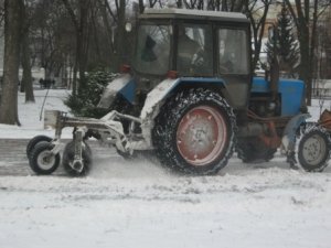 Фото: Сьогодні в Корпусному парку Полтави демонстрували як чистять від снігу доріжки