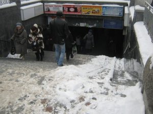 Фото: В підземний перехід Полтави з дитячою коляскою краще не ходити