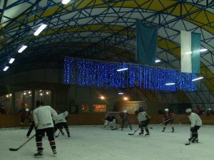 Фото: Полтавські хокеїсти змагаються за Кубок мера