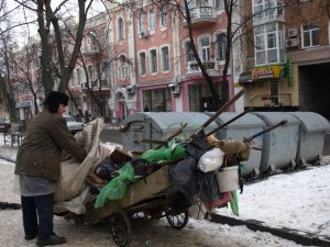 Фото: Центр Полтави прибирають від купи сміття після свят