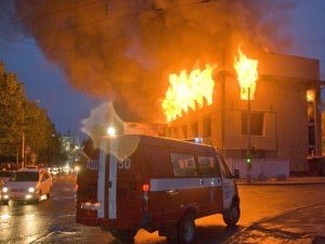 Фото: Винуватець пожежі у Полтаві злякався і втік від пожежників