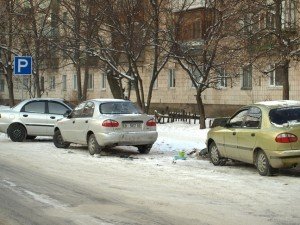 Фото: У Полтаві на місці сміттєвих баків завжди була стоянка автомобілів, запевнили у ЖКГ