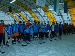 Фото: Юних полтавських хокеїстів нагородила міська влада