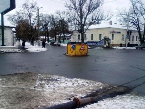 Фото: У центрі Полтави вже півтора місяця тхне неполагоджена каналізація