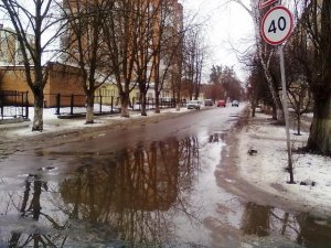 Фото: Наслідки змін погоди у Полтаві: величезні калюжі та поламані лайтбокси