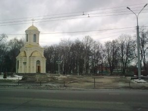 Фото: У Полтаві закрили прохід біля могили Котляревського залізним парканом