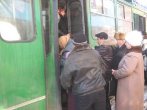 Фото: Полтавці штурмують тролейбуси